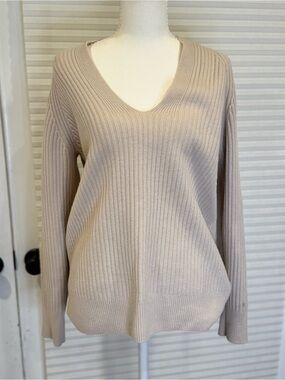 Vince Ribbed V-Neck Sweater in Light Taupe 70% Wool 30% Cashmere 1006